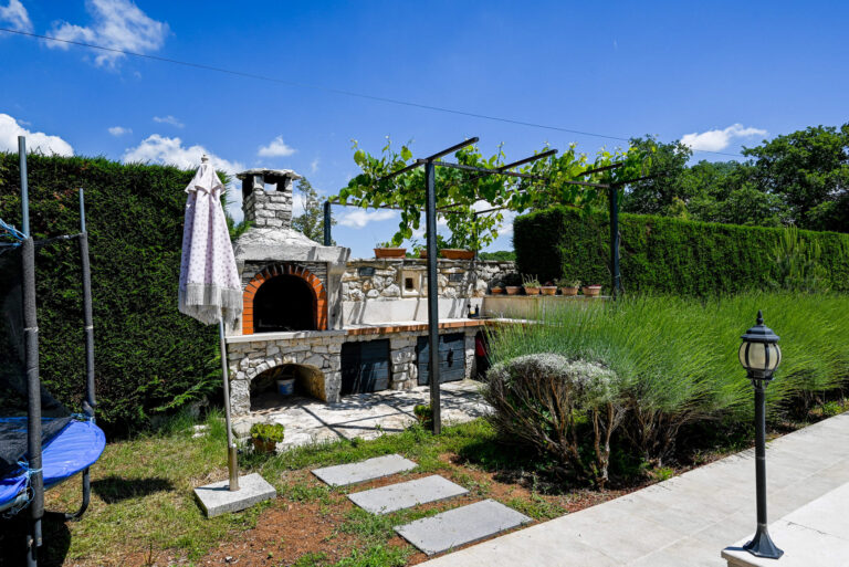 4 bedrooms villa with barbecue, private pool