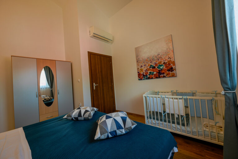 Bedroom 3, baby cot, villa margherita
